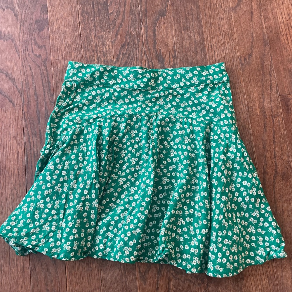 EC Hollister Size XXS Green Pleated Floral Skater Skorts